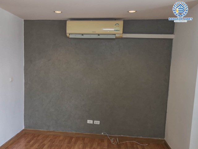 *****ทาวน์โฮมมือสองย่านกรุงเทพฯ ม.เดอะวิลโล่ว์ รามอินทรา เนื้อที่ 17.5 ตร.ว. ฟังก์ชันจัดเต็มถึง 3 ห้องนอน 3 ห้องน้ำ 1 ที่จอดรถ บ้านสวยพร้อมอยู่ บรรยากาศเงียบสงบ บนทำเลดี ใกล้รถไฟฟ้าสายสีชมพู "สถานีรามอินทรา", แฟชั่นไอส์แลนด์ และทางด่วน "รามอินทรา-อาจณรงค์" ในราคาต่อรองได้!